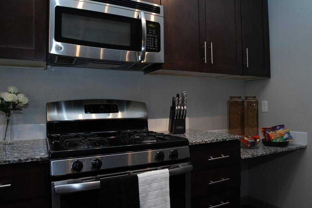 Beautiful Townhome With Garage In ลาสเวกัส ภายนอก รูปภาพ